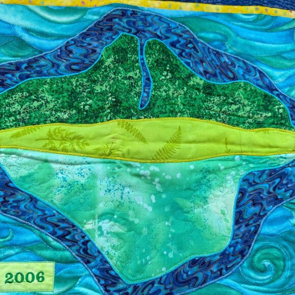 Handmade Quilted Wall Hanging Isle Of Wight 2006 Blue Green Patchwork Textile Ar - Picture 2 of 4